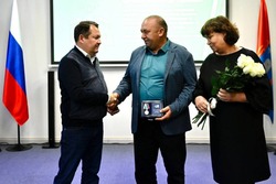 Глава Тамбовской области Максим Егоров вручил медали «Отец солдата»