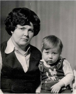 Максим Егоров 2 января поздравил свою маму с днём рождения