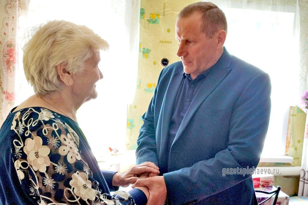 Виктор Лазутин поздравляет с праздником Любовь Горину