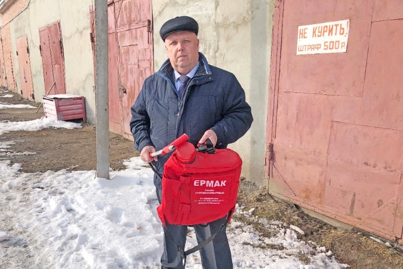 Директор Челнавского лесхоза Виктор Головачёв демонстрирует ранцевый огнетушитель  «Ермак»