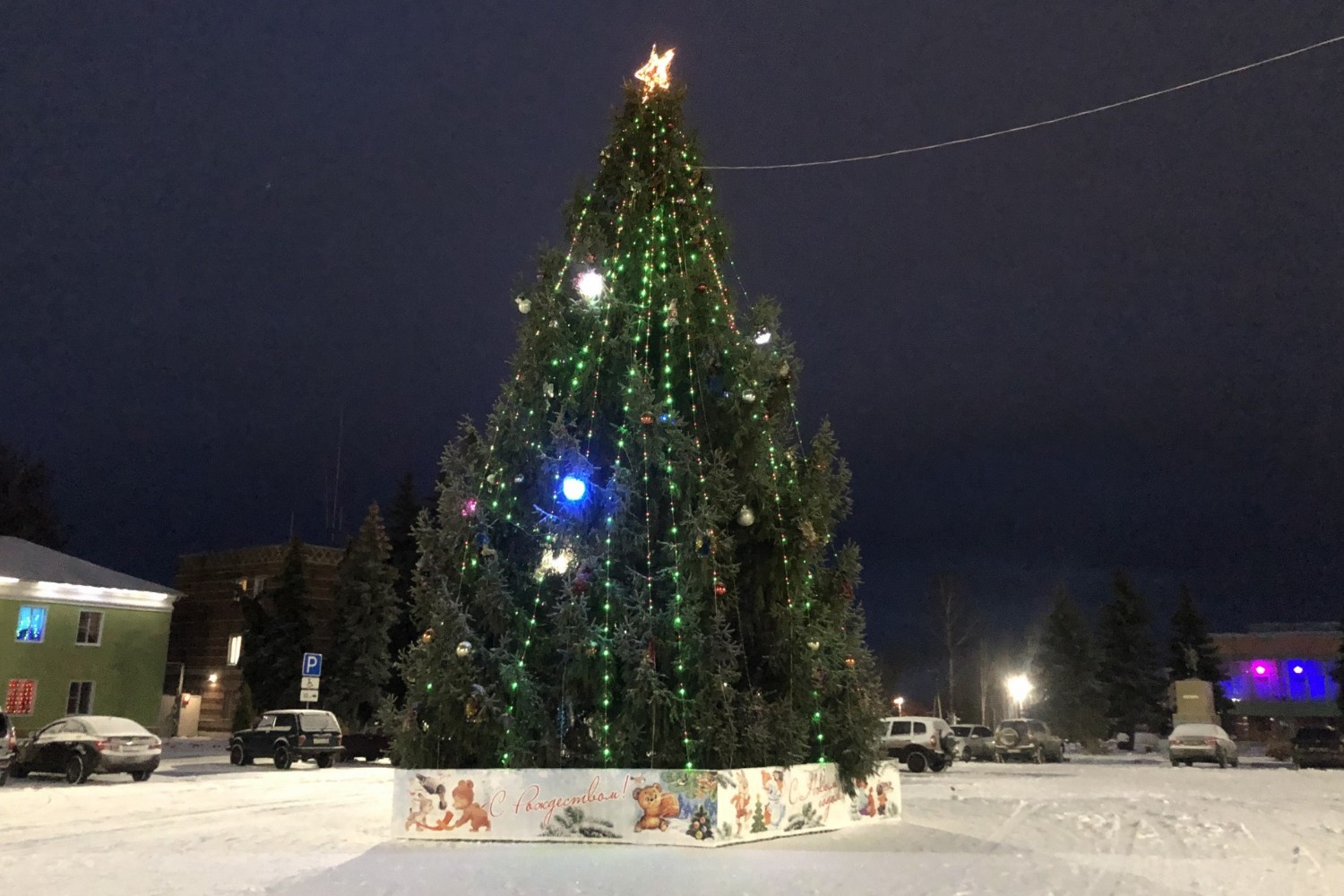 В Сосновке на главной площади установили ёлку, которую подарил один из жителей села Перкино. Высота дерева 11 метров.