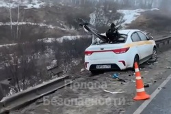 В Кирсановском округе легковушка врезалась в отбойник: пострадали два человека