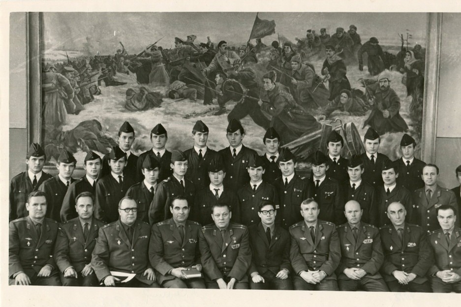 Герой Советского Союза, подполковник В.В.Климов (на переднем плане, пятый слева) с командованием и курсантами Школы юных космонавтов им. Ю.А.Гагарина в День Космонавтики, 12 апреля 1972 г. 