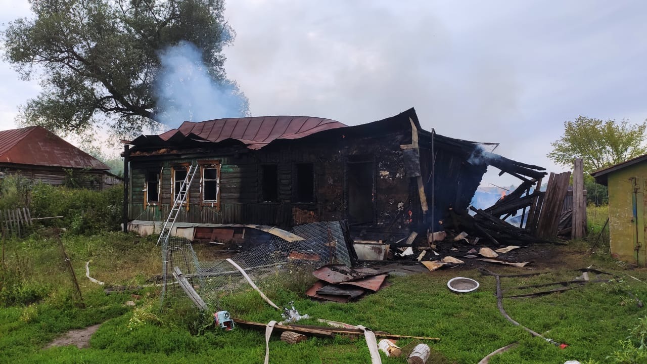 Сгоревший деревянный дом. Пожары марусино, новосибирская область. Сгорел дом многодетной. Сгорел дом многодетной. Пожары в свердловской области 2021.
