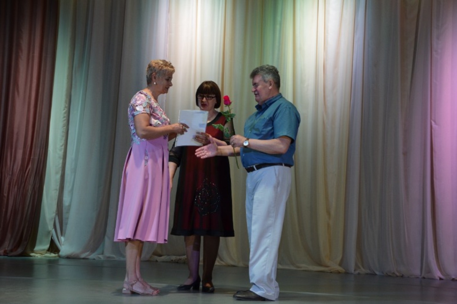 Вручение награды медсестре Галине Рязановой
